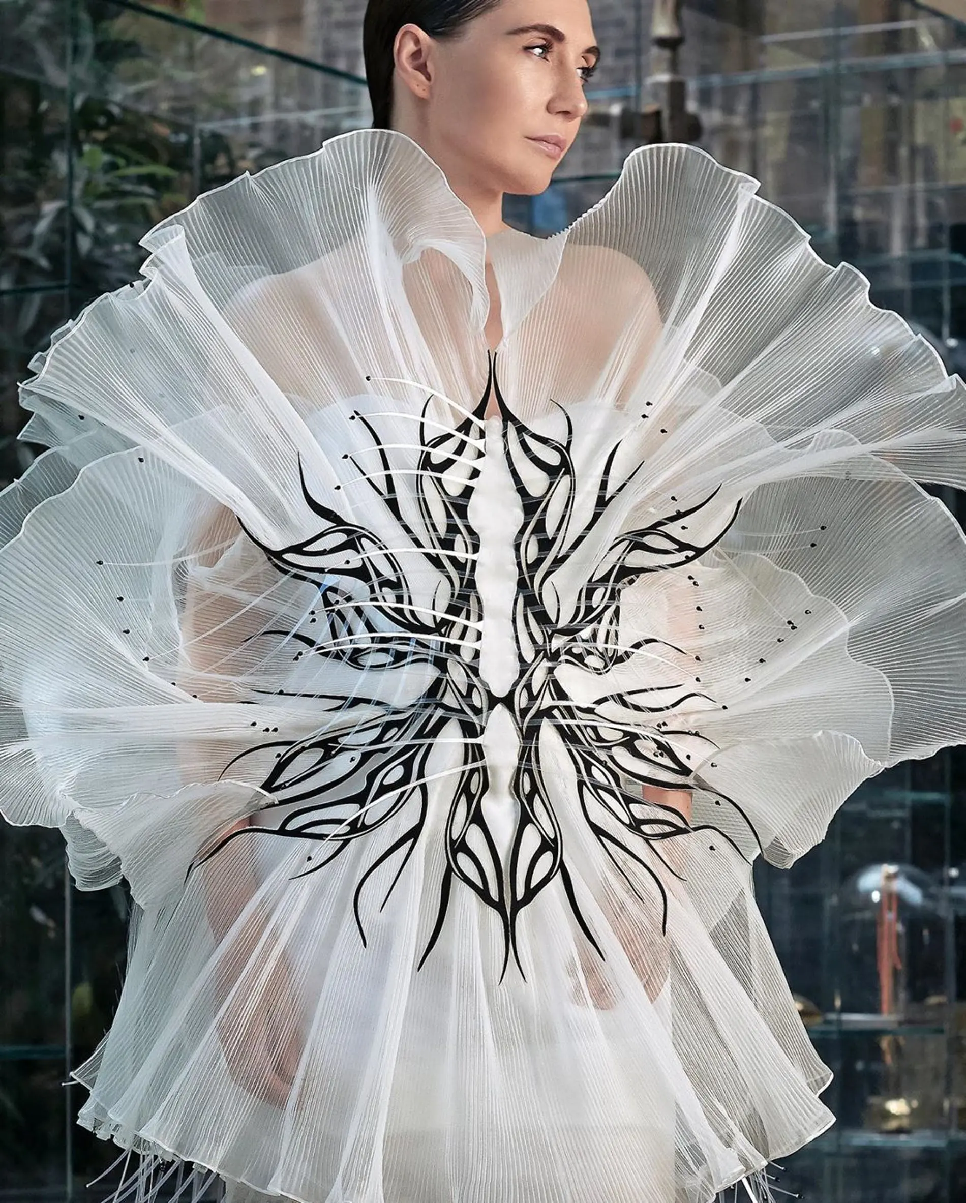 iris van herpen sculpts 'kinetic couture' that moves as models